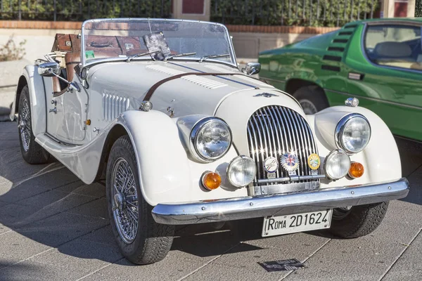 Le beau design du modèle de voiture blanc vintage Morgan — Photo