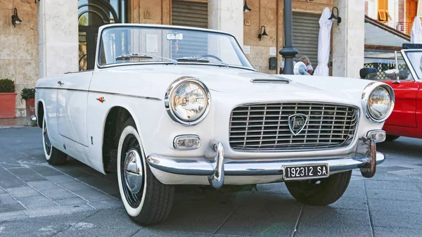 Ένα όμορφο σχέδιο της λευκής vintage μοντέλο αυτοκινήτων Λάντσια Appia Conve — Φωτογραφία Αρχείου