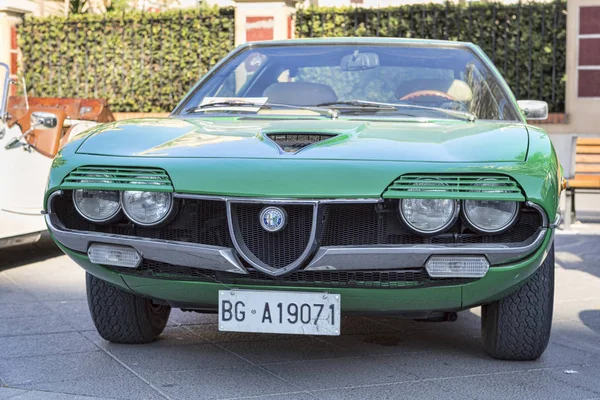 Um belo modelo de carro verde vintage Alfa Romeo Montreal fabrica — Fotografia de Stock