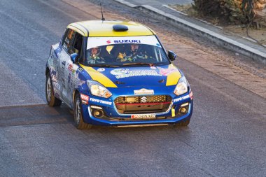 Güzel bir ralli arabası Wate düzenlenen parça boyunca çalışır