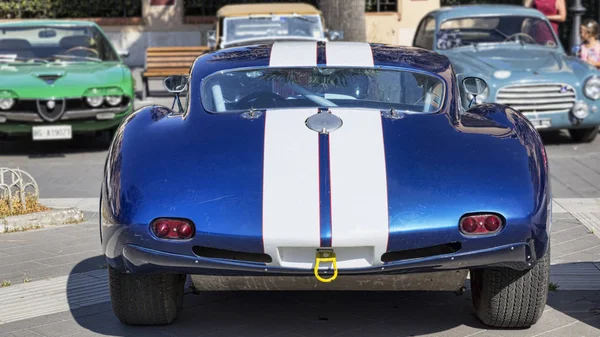 Vue arrière du modèle de voiture de sport de course Kellison avec bleu et blanc — Photo