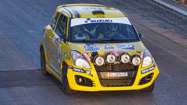 Um belo carro de rali corre ao longo da pista organizada no wate — Fotografia de Stock