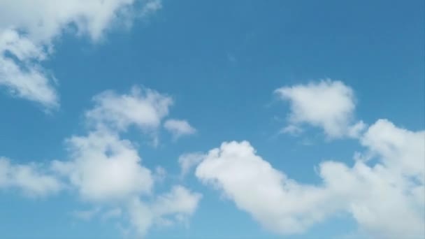 風光明媚なふわふわの積雲は 青い夏の空に速く 気楽に飛ぶ — ストック動画