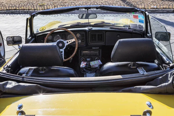 Het prachtige interieur en Dashboard van een oldtimers model mg M — Stockfoto