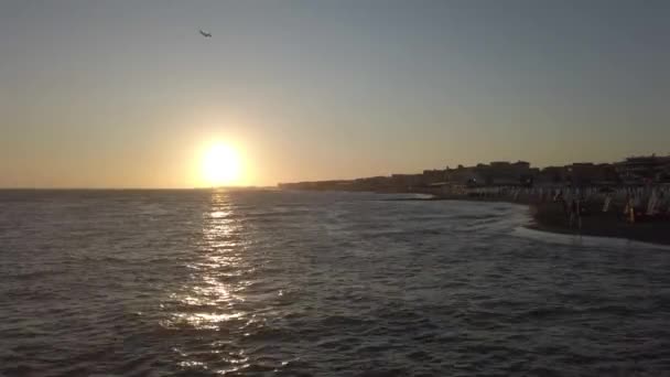 Avkopplande Solnedgång Vid Havet Med Solljus Reflekterande Havet Väcker Vinden — Stockvideo