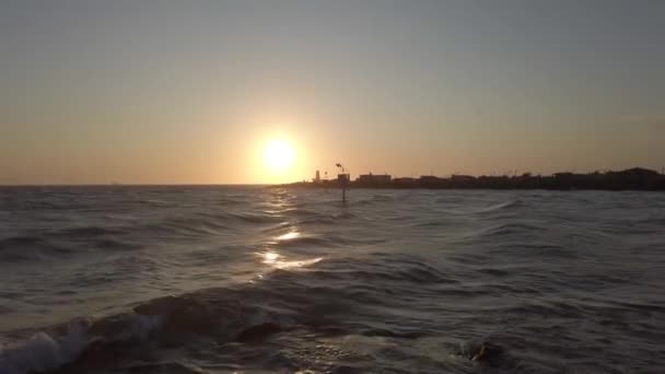 Puesta Sol Desembocadura Del Río Tíber Fiumicino Mar Agitado Con — Vídeo de stock