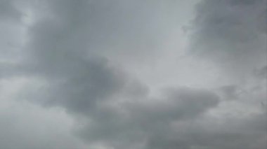 Rüzgar tarafından taşınan ağır gri nimbostratus bulutunun zaman atlamalı bulutlu gökyüzü