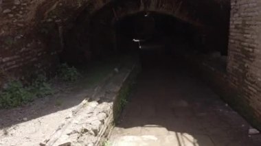 Ostia Antica arkeolojik kazılarda tanrı Mithras heykeli ile termal s mithraeum iç keşfetmek bir boğa öldürme