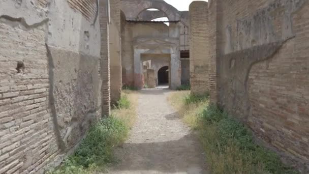 在奥斯蒂亚安蒂卡的塞拉皮斯街区罗马遗址与罗马建筑 罗马意大利漫步时 看看过去 — 图库视频影像