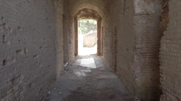 Olhar Para Passado Enquanto Caminhava Nas Ruínas Romanas Óstia Antiga — Vídeo de Stock