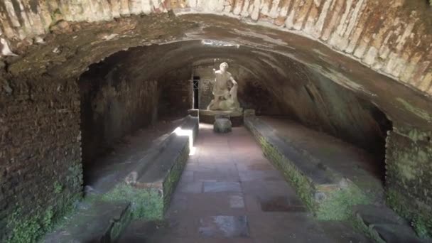 Prohlídka Interiéru Termálních Výboků Archeologických Vykopávek Ostia Antica Sochou Boha — Stock video