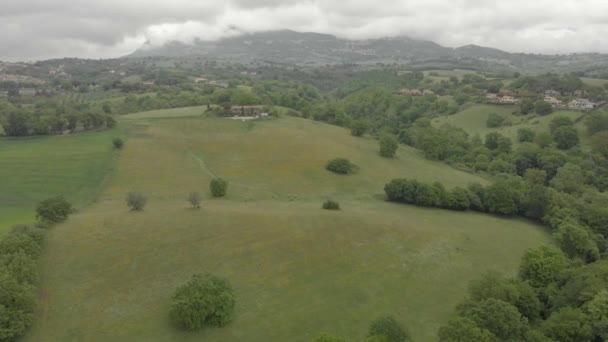 Luftaufnahme Flug Über Hügelige Landschaft Mit Grünen Wiesen Und Tälern — Stockvideo