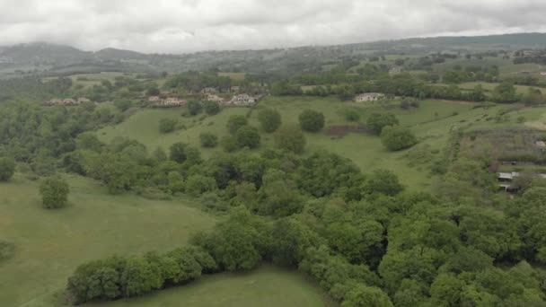 Vista Drone Voando Sobre Paisagem Montanhosa Com Prados Verdes Vales — Vídeo de Stock
