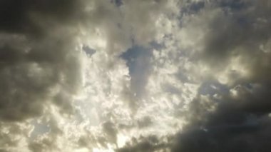 Güneş ışınları ve arka bulutlar renk ile aydınlatılmış muhteşem bulutlu gökyüzü çevreleyen bir atmosferde değişiklikler