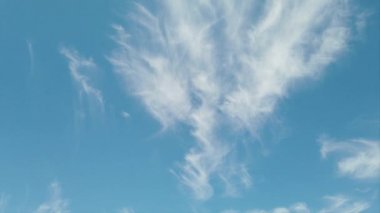 Özellikle cirrus bulutlar ve harika mavi yaz gökyüzü yumuşak beyaz filamentler oluşumu havada sinek ile Awesome zaman atlama