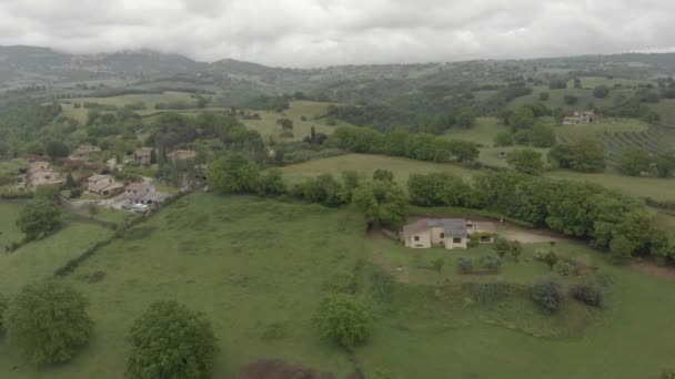 Vista Aerea Vagando Sulla Campagna Verdi Valli Con Boschi Colline — Video Stock