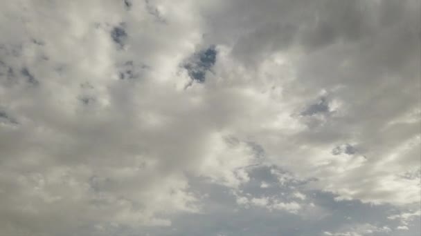 太陽の光と背中が空中で速く移動する巻積雲で照らされた風光明媚な曇り空 — ストック動画