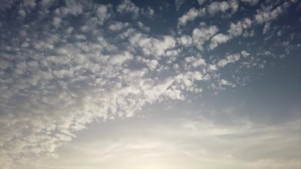 Красивое Расслабляющее Время Уходят Облака Темно Синим Дневным Небом Циррокумулусом — стоковое видео