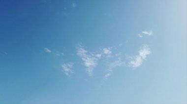 Beyaz cirrus bulutlar ile zaman atlamalı yumuşak hareket ile güzel ve rahatlatıcı mavi yaz gökyüzü