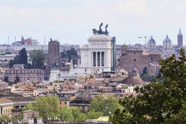 Roma'ya ve kentsel mimari güzelliklerine, anavatanın anıtsal sunağı, tarihi binalar, antik evler ve birçok kilise kubbesi profili ile bir bakış
