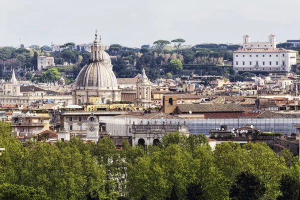 Lo scorcio di Roma con una bella cupola circondata da antiche costruzioni — Foto Stock