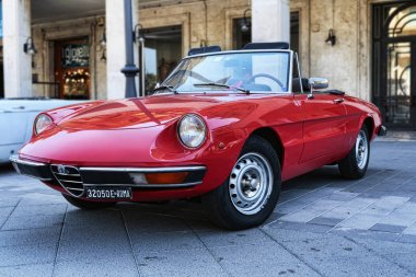 Usta kırmızı örümcek araba modeli Alfa Ro güzel vintage tasarım
