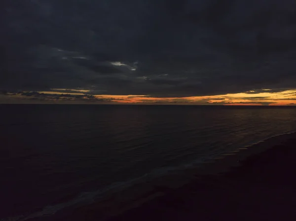 Al tramonto un rilassante volo sull'oceano con un cielo drammatico a — Foto Stock