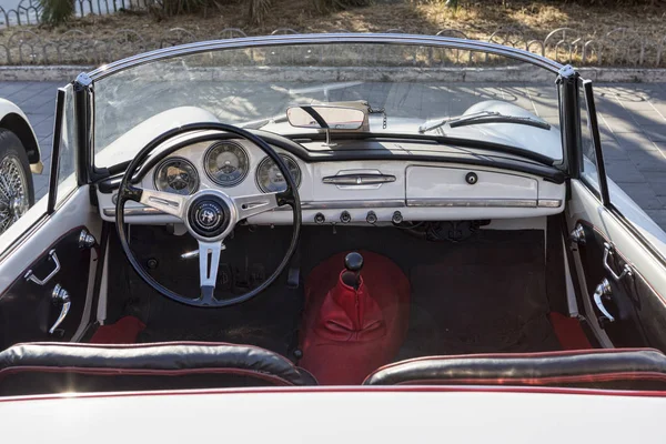 Dashboard of beautiful vintage white car model Alfa Romeo Giulie — Stock Photo, Image