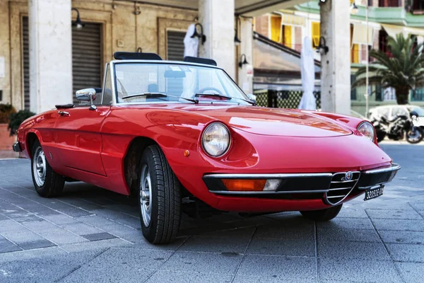 Projeto vintage bonito de modelo de carro de aranha vermelha veterana Alfa Ro — Fotografia de Stock