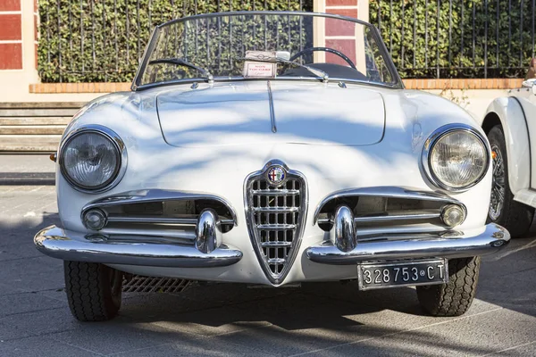 Vista frontal do modelo de carro branco beutiful Alfa Romeo Giulietta Spid — Fotografia de Stock