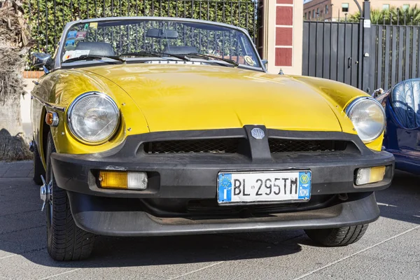 Vue de face de la belle voiture vintage jaune cabriolet modèle MG MG — Photo