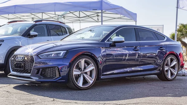 Güzel süper hızlı araba modeli Audi Rs5 Sportback mavi lacivert c