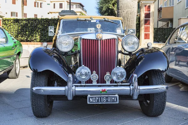 Vue de face du modèle de voiture vétéran MG avec un beau design vintage — Photo