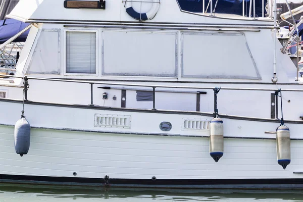 Білий дерев'яний профіль моторного човна з крилами та жалюзі — стокове фото