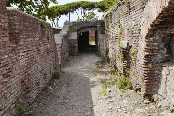 Geheime wege und suggestive ausblicke in den römischen ruinen von ostia an — Stockfoto
