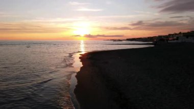 Ostia Lido ilçesinde Roma denizinde Awesome alacakaranlık gün batımı dalgalar kıyıya ve dramatik gökyüzüne çökmesini ile, insanların siluet güzel hava keyfini çıkarın