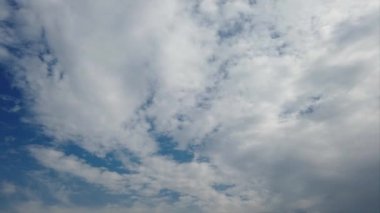 Güzel mavi gökyüzü havada yüzen stratiform cirrus bulutları ile dolu