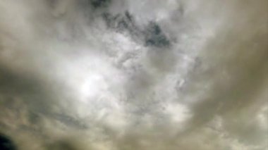 Nimbostratus bulutlarının arka ışıklarında güneş ışınları ile Awesome bulutlu gökyüzü çevreleyen bir atmosferde havada çalıştırmak
