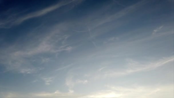 Lindas Nuvens Cirrus Listradas Fundo Azul Escuro Céu Lapso Tempo — Vídeo de Stock