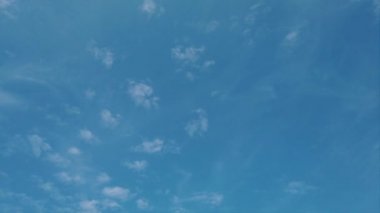 Açık gökyüzü ve açık efektler ve yavaş hareket ile çok katmanlı evanescence etkileri ile koyunsu bulutlar ile koyu mavi renk arka plan ile güzel zaman atlamalı