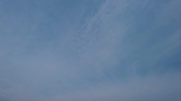 非常にゆっくりと動きでゆっくりと消える柔らかく繊細な雲と美しい暗い青の午後の空の時間経過 — ストック動画