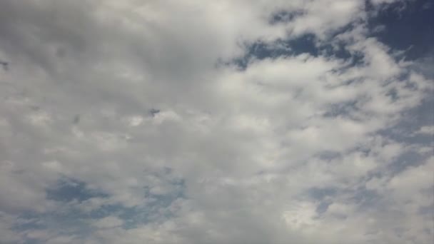 Schnelle Bewegung Von Zirruswolken Über Den Herbstlichen Himmel Zeitraffer — Stockvideo