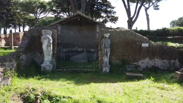 以阿提斯的圣地及其被美丽自然环境中的废墟环绕的雕刻雕像 观看奥斯特亚 安蒂卡考古挖掘 — 图库视频影像
