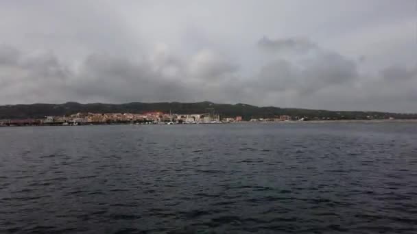 이탈리아 Carloforte 2019 파노라마처럼 하늘을 배경으로 포르테 항구와 마을의 스카이라인이 — 비디오