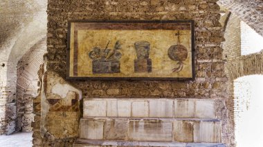 Roma İmparatorluğu 'nun Ostia Antica' daki arkeolojik kazıları, Termopolio 'daki konutların iç kısımları ve mermer raf dekoratif natürmort fresklerle kaplı.