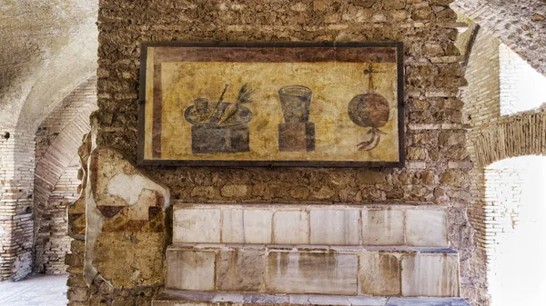 Romeinse rijk archeologische opgravingen in Ostia Antica met het interieur van de Termopolio s woning en de marmeren plank overdekt met decoratieve stilleven fresco 's — Stockfoto