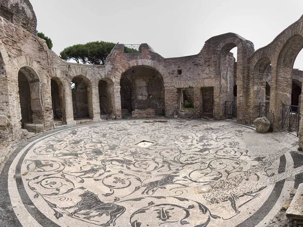Panoramablick auf die runde halle der sieben weisen thermalbäder in der archäologischen ausgrabung von ostia antica, mit dem schönen mehrfarbigen mosaik-erbe der römischen kunst, rom, italien — Stockfoto