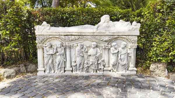 Gyönyörű márvány díszített ókori római fehér szarkofág, található régészeti feltárása Ostia Antica, Róma — Stock Fotó