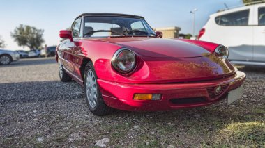 :Gazi kırmızı hızlı araba modeli Alfa Romeo Duetto 2000 Spider 'ın güzel bir klasik tasarımı.,