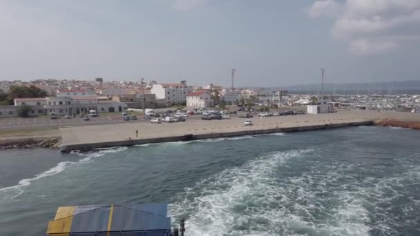 这艘船驶离加尔各答港 展示了该村的建筑和天际线 这是意大利撒丁岛上一个美丽的旅游胜地 — 图库视频影像